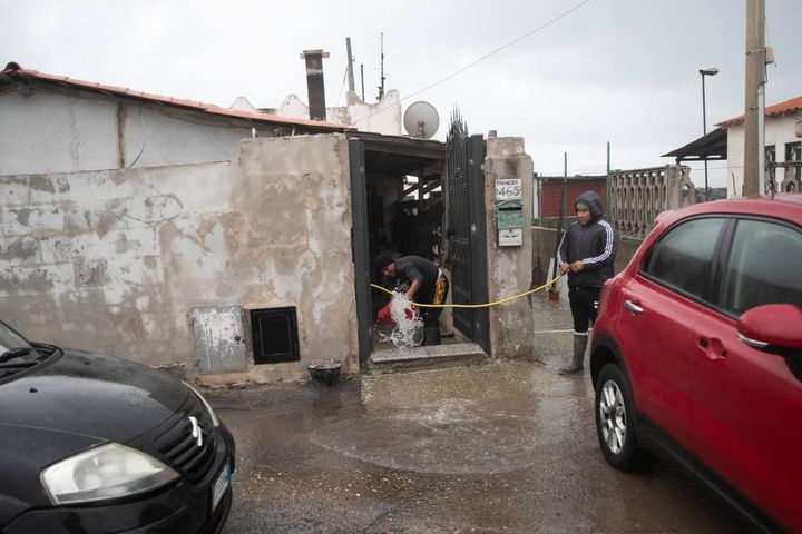 Maltempo: ad Ostia cede frangiflutti, piccoli allagamenti, persone evacuate 