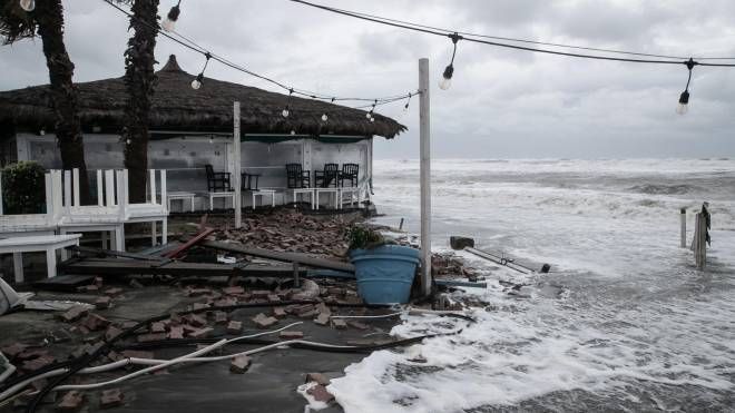 Una violenta mareggiata nella notte ha interessato il litorale Romano, con venti di tempesta oltre i 90 Km/h. Si registrano danni su tutta la costa, Ostia, 22 novembre 2022. 