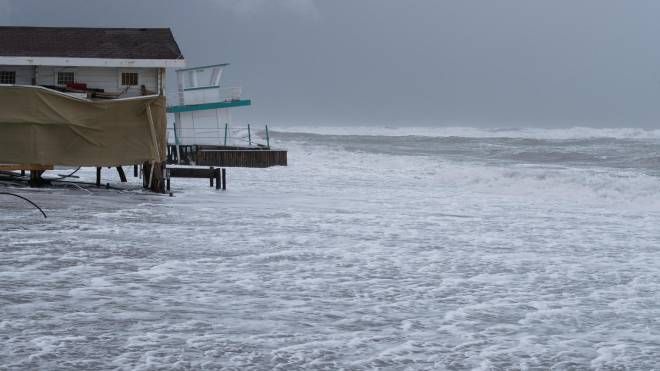 Una violenta mareggiata nella notte ha interessato il litorale Romano, con venti di tempesta oltre i 90 Km/h. Si registrano danni su tutta la costa, Ostia, 22 novembre 2022. 