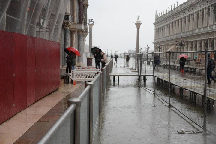 L'acqua alta a 
Venezia ha raggiunto i 173 centimetri sul medio mare in Adriatico alle ore 9.40 di oggi, ma è stata fermata con successo dalle paratie del Mose, in funzione dalle ore 2.00 di oggi 22 novembre