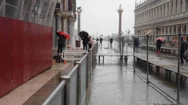 L'acqua alta a 
Venezia ha raggiunto i 173 centimetri sul medio mare in Adriatico alle ore 9.40 di oggi, ma è stata fermata con successo dalle paratie del Mose, in funzione dalle ore 2.00 di oggi 22 novembre