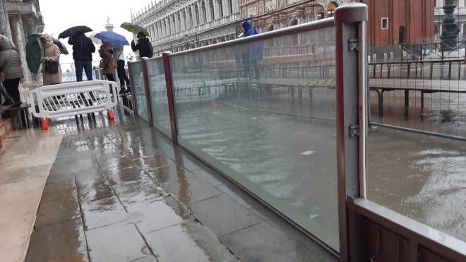Mose in azione a Venezia, città  protetta dalla marea: La Basila protetta dalle barriere