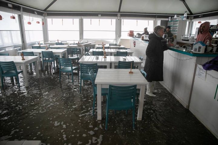 Una violenta mareggiata nella notte ha interessato il litorale romano, con venti di tempesta oltre i 90 Km/h. Si registrano danni su tutta la costa (Ansa, Emanuele Valeri)
