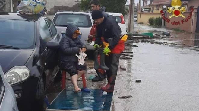 Nella notte sono stati effettuati circa 80 interventi dalle squadre dei Vigili del Fuoco a causa del maltempo a Roma (Vigili del Fuoco)