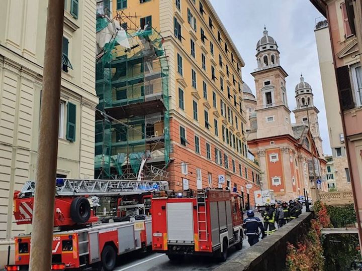 Ponteggio parzialmente crollato a Genova (Sid/Dire)