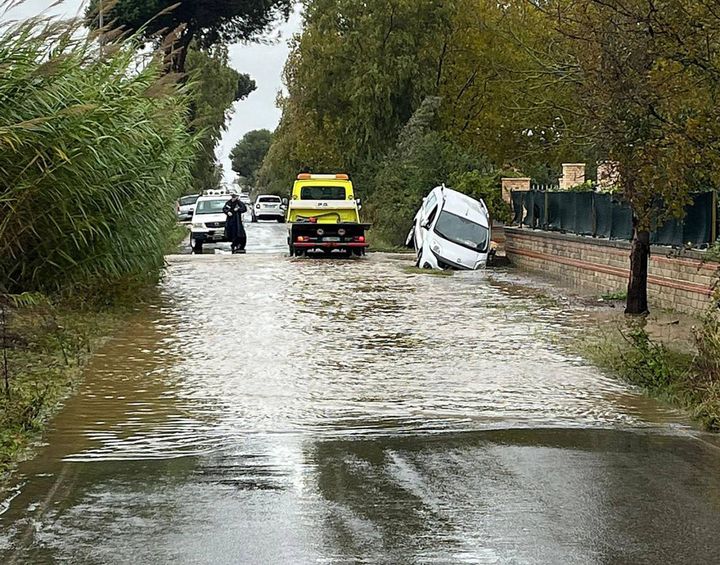 Danni causati dal 
maltempo in Via Cipriani, zona Padiglione, ad Anzio (Ansa)