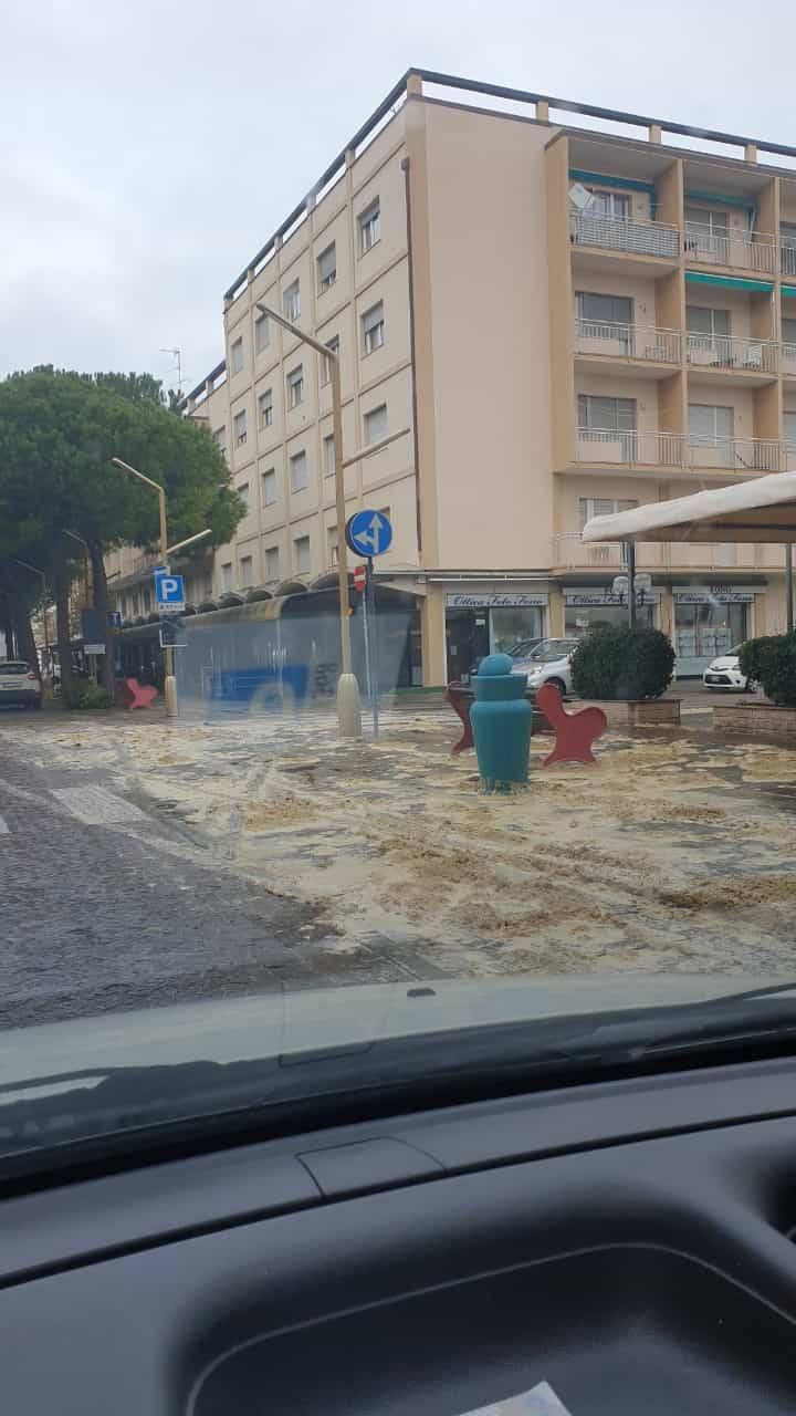 L'acqua invade spiagge e strade in Romagna a causa della forte mareggiata (Dire)