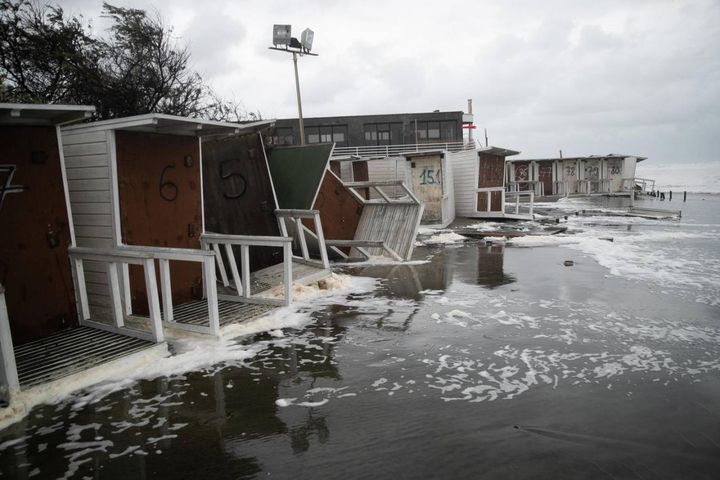 La tremenda mareggiata che ha invaso ieri il litorale di Ostia: spiaggia erosa, strutture distrutte, strade e case allagate