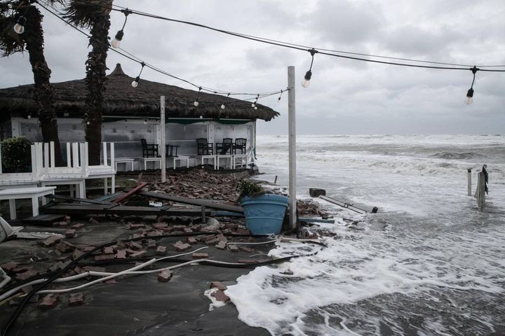 La tremenda mareggiata che ha invaso ieri il litorale di Ostia: spiaggia erosa, strutture distrutte, strade e case allagate