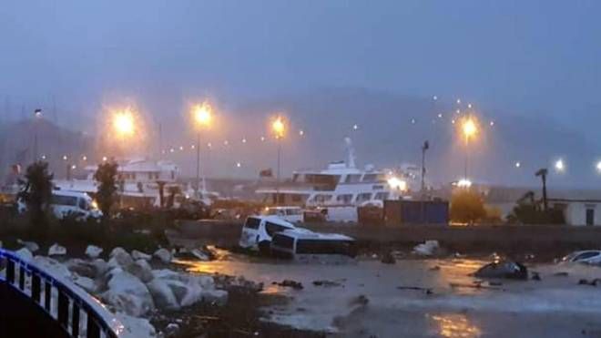 Fango e disastri a causa del maltempo a Ischia (Ansa)