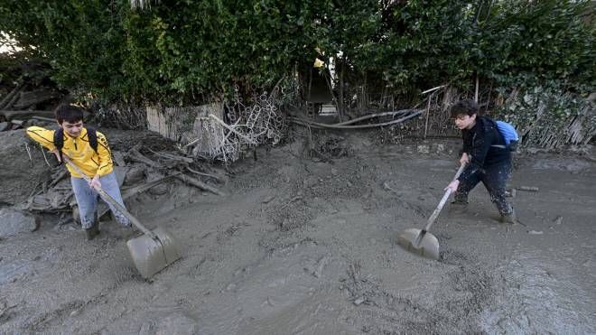 Volontari e abitanti al lavoro per rimuovere il fango da case e strade dopo la frana di Casamicciola