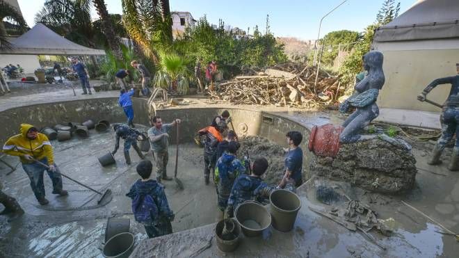 Volontari e abitanti al lavoro per rimuovere il fango da case e strade dopo la frana di Casamicciola