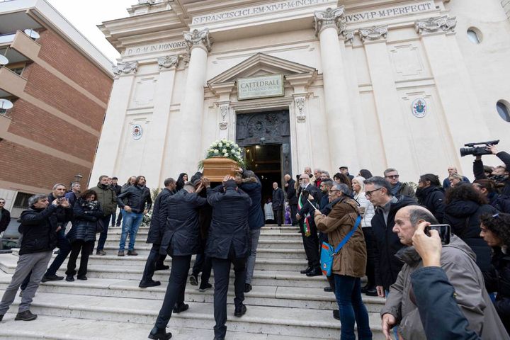 I funerali di Nicoletta Golisano: il fertro entra in chiesa