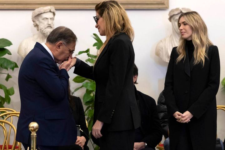 Il baciamano del presidente del Senato, Ignazio La Russa, alla vedova Mihajlovic