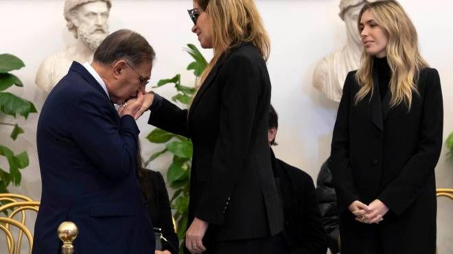 Il baciamano del presidente del Senato, Ignazio La Russa, alla vedova Mihajlovic