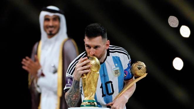 Leo Messi bacia la Coppa del Mondo (Ansa)