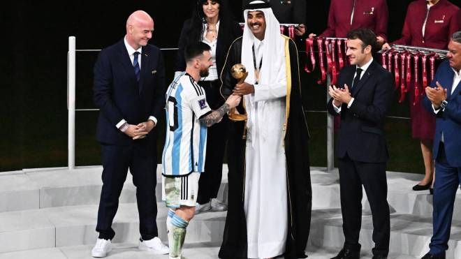 Messi riceve dall'emiro del Qatar, Al Thani, il premio di miglior giocatore dei Mondiali 2022 (Ansa)