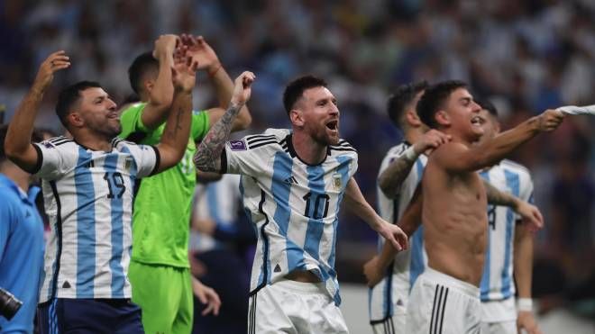Messi festeggia con i compagni la vittoria del Mondiale (Ansa)