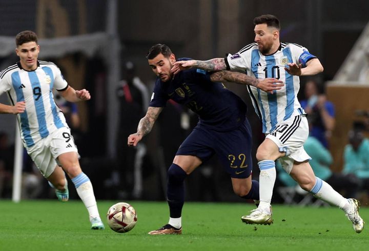 Theo Hernandez salta Messi (Ansa)