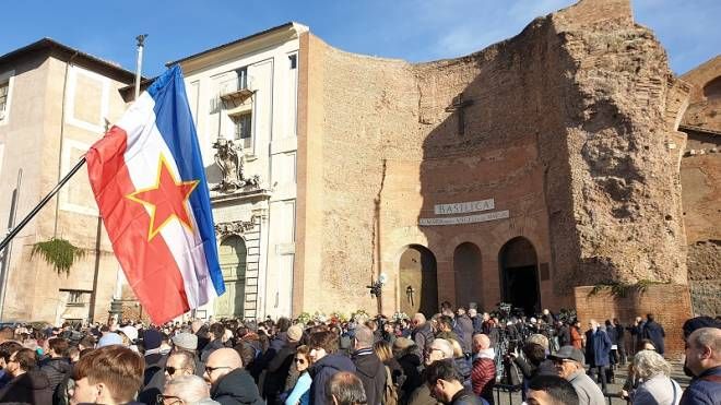 La bandiera della Jugoslavia in piazza della Repubblica a Roma (Dire)