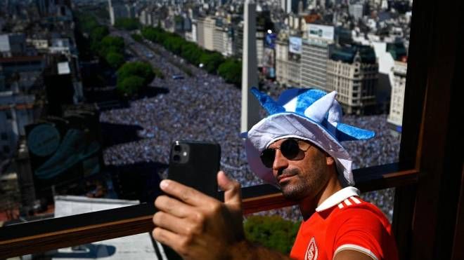 Il selfie di un tifoso argentino. Alle spalle tutti i tifosi in strada