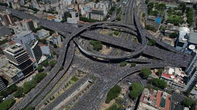 Le strade di Buenos Aires invase dai tifosi