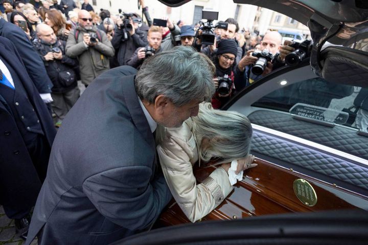 Il figlio Massimiliano e la sorella Irene  durante il funerale di Lando Buzzanca 