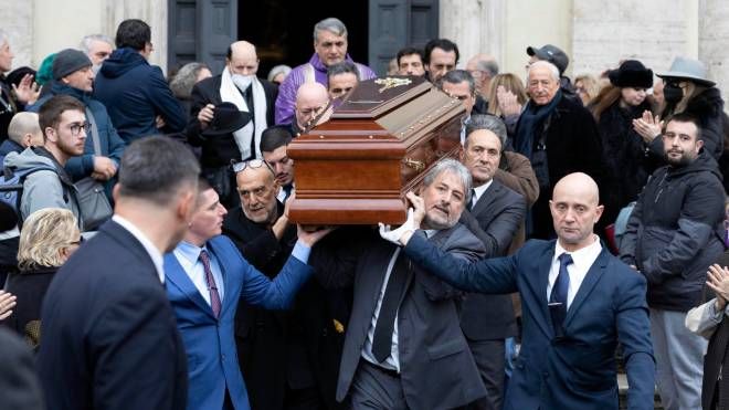 Funerali di Lando Buzzanca, l'uscita delle bara al termine della cerimonia