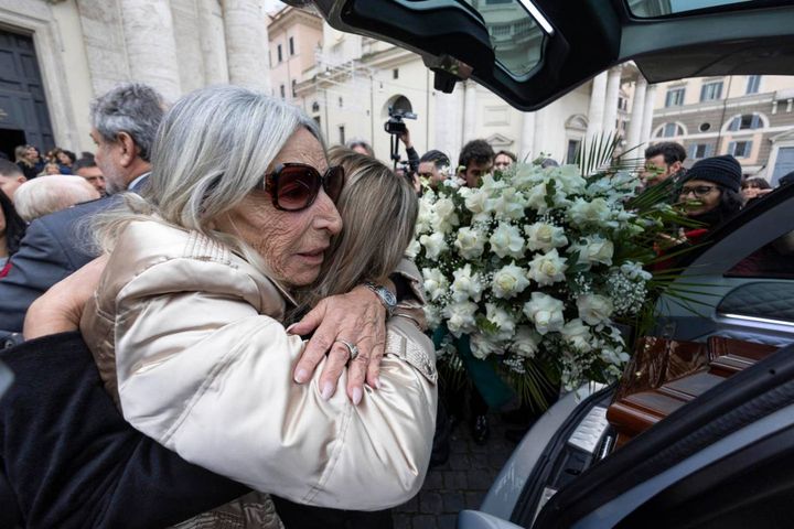 La sorella di Lando Buzzanca durante il funerale nella Chiesa di Santa Maria 