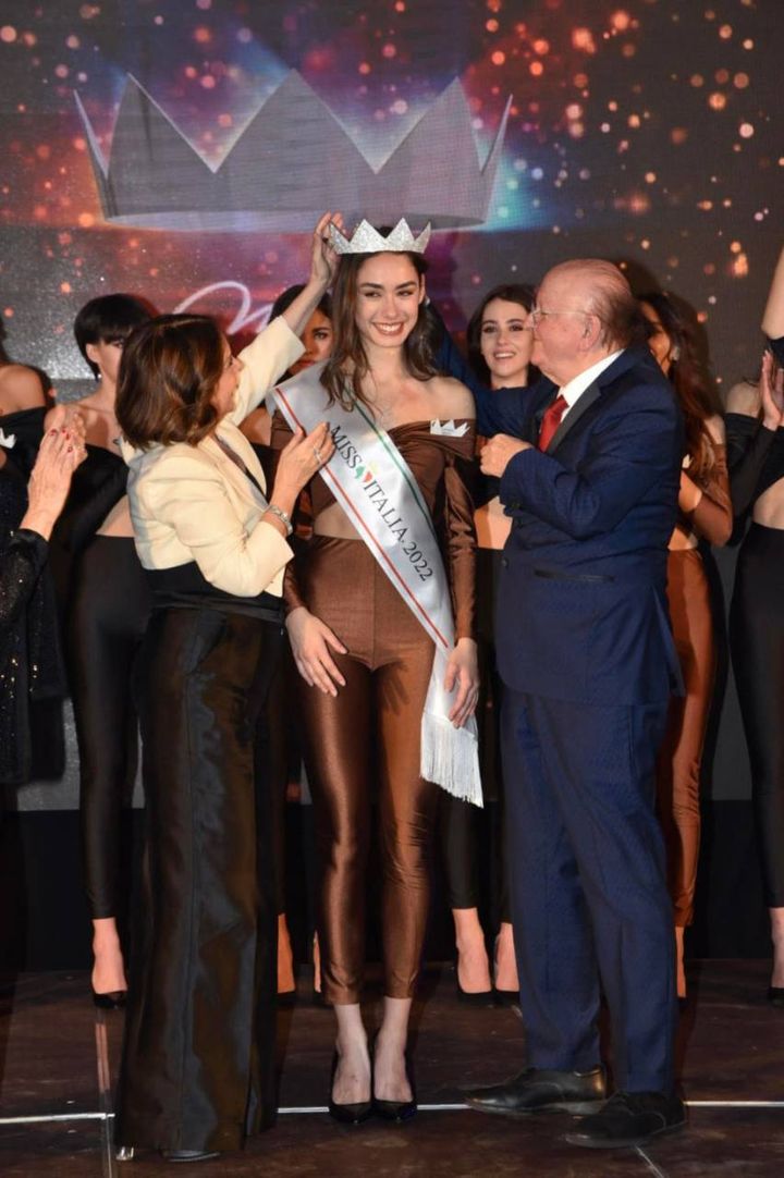 Lavinia Abate incoronata Miss Italia 2022 durante le premiazione a Roma 