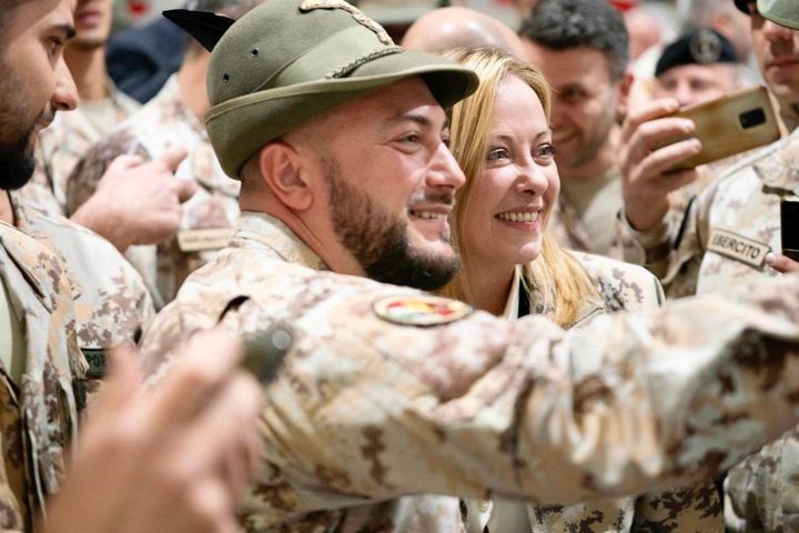 Giorgia Meloni visita i militari italiani in Iraq (Ansa)