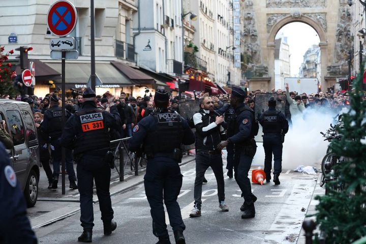 Scontri tra manifestanti e polizia dopo la sparatoria di Parigi (Afp)