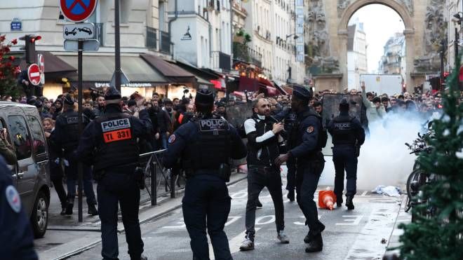 Scontri tra manifestanti e polizia dopo la sparatoria di Parigi (Afp)