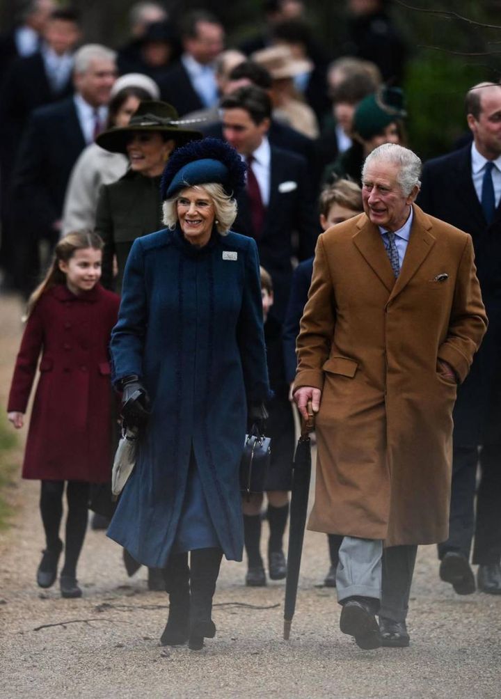 Re Carlo, la regina consorte Camilla e l'intera royal family mentra vanno alla messa di Natale (Ansa)
