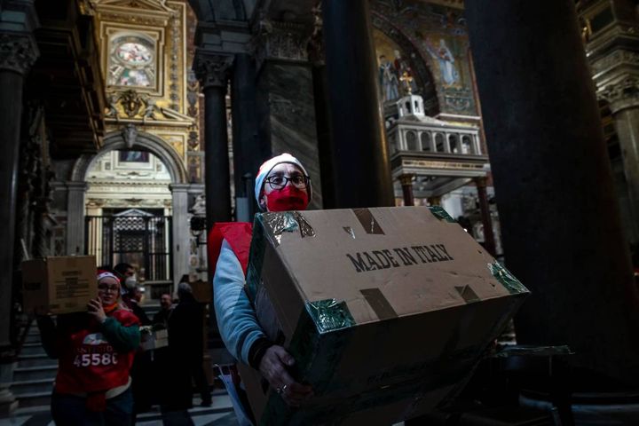 I preparativi del pranzo di Natale per i poveri organizzato dalla Comunità di Sant’Egidio nella basilica trasteverina 