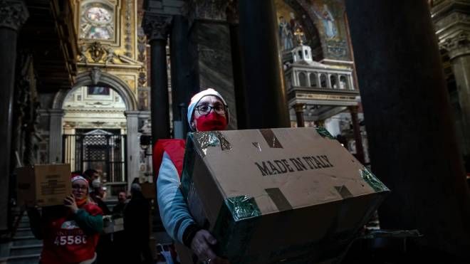 I preparativi del pranzo di Natale per i poveri organizzato dalla Comunità di Sant’Egidio nella basilica trasteverina 