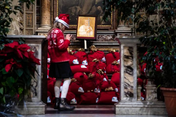 Il tradizionale pranzo di Natale per i poveri organizzato dalla Comunità di Sant’Egidio nella basilica trasteverina 