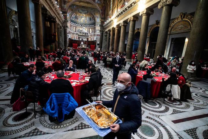 Il tradizionale pranzo di Natale per i poveri organizzato dalla Comunità di Sant’Egidio nella basilica trasteverina 