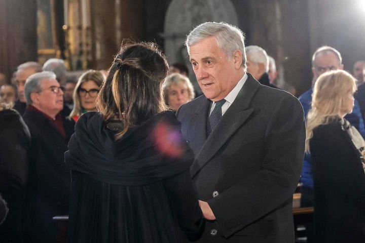 Il ministro degli Esteri, Antonio Tajani, saluta la vedova Stella Coppi 