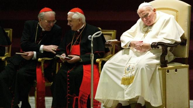 Ratzinger a fianco a Giovanni Paolo II (foto Afp)