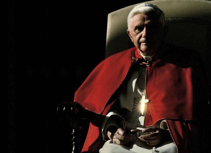 Nel 2013, la storica rinuncia di Benedetto XVI e la coabitazione con Francesco (foto Imagoeconomica)