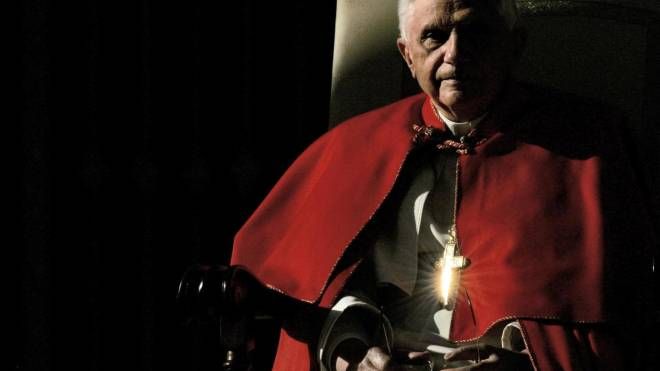 Nel 2013, la storica rinuncia di Benedetto XVI e la coabitazione con Francesco (foto Imagoeconomica)
