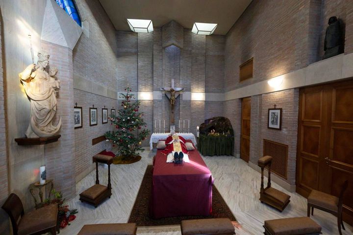 La salma di Benedetto XVI nella cappella Mater Ecclesiae (Ansa)