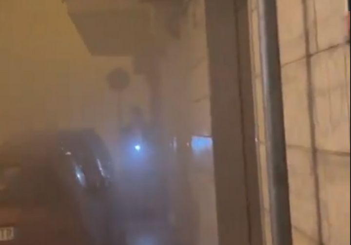 Nebbia a Napoli dopo i botti, a piedi con la torcia per la scarsa visibilità