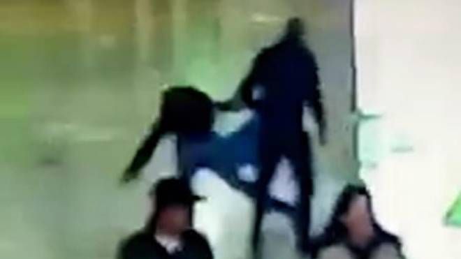 Le immagini dell'aggressione alla turista di Tel Aviv la notte di San Silvestro alla Stazione Termini di Roma 