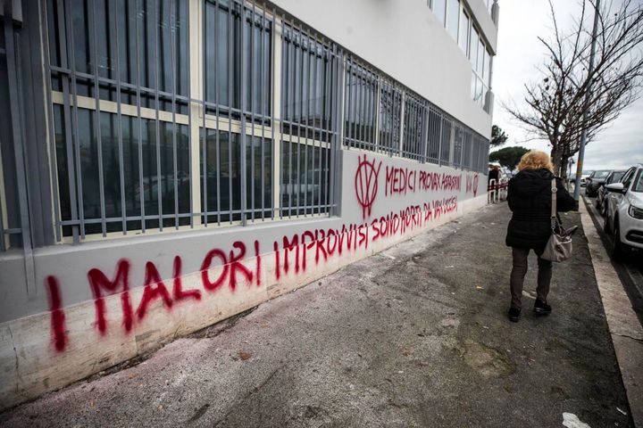 Scritte No Vax contro i medici e contro il vaccino anti-
Covid sui muri della Casa della salute dell'Asl Roma 2 di via Tenuta di Terrenova, Roma, 07 gennaio 2023