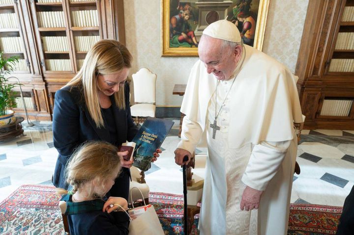 Giorgia Meloni, la figlia Ginevra e Papa Francesco (Ansa/Vatican Media)