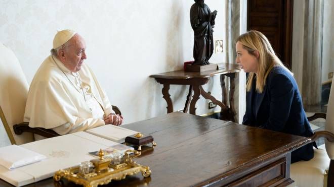 Giorgia Meloni in udienza con Papa Francesco (Ansa/Vatican Media)