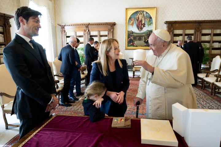 Giorgia Meloni e la sua famiglia incontrano Papa Francesco (Ansa/Vatican Media)