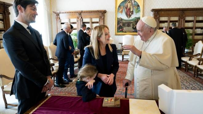 Giorgia Meloni e la sua famiglia incontrano Papa Francesco (Ansa/Vatican Media)